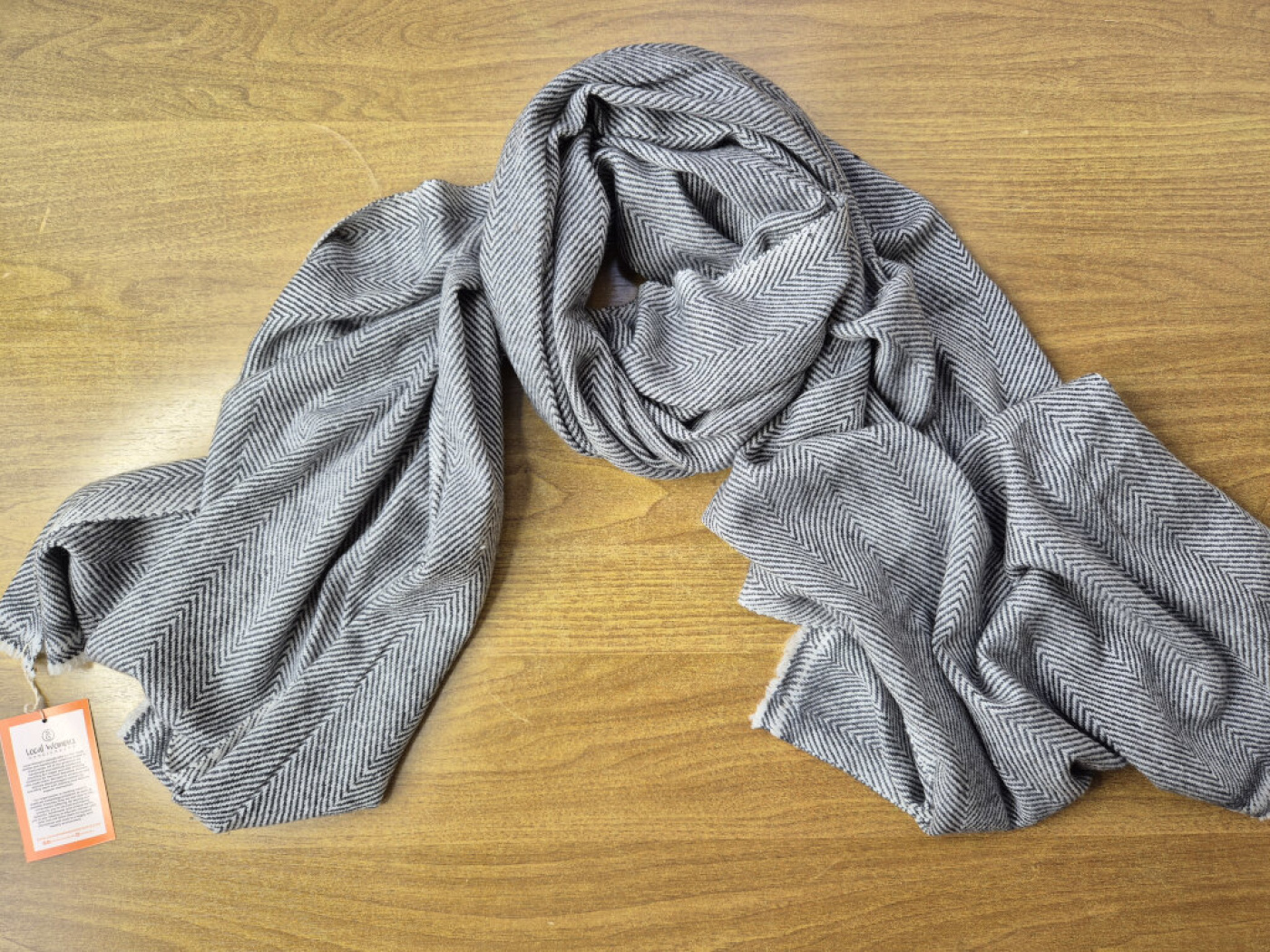 Handgewebter Kaschmir-Stola in Anthrazit & Weiß mit Fischgrät-Webmuster – LWH Nepal